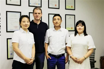 Vítejte Alex, našeho rumunského zákazníka, v továrně Zotion na školení!